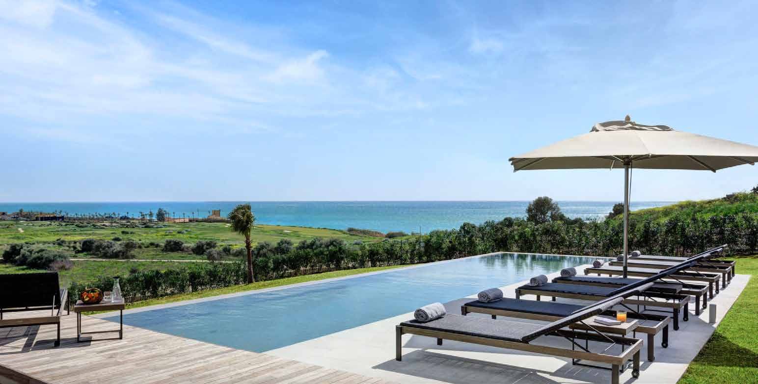 Infinity pool facing the sea in Sicily